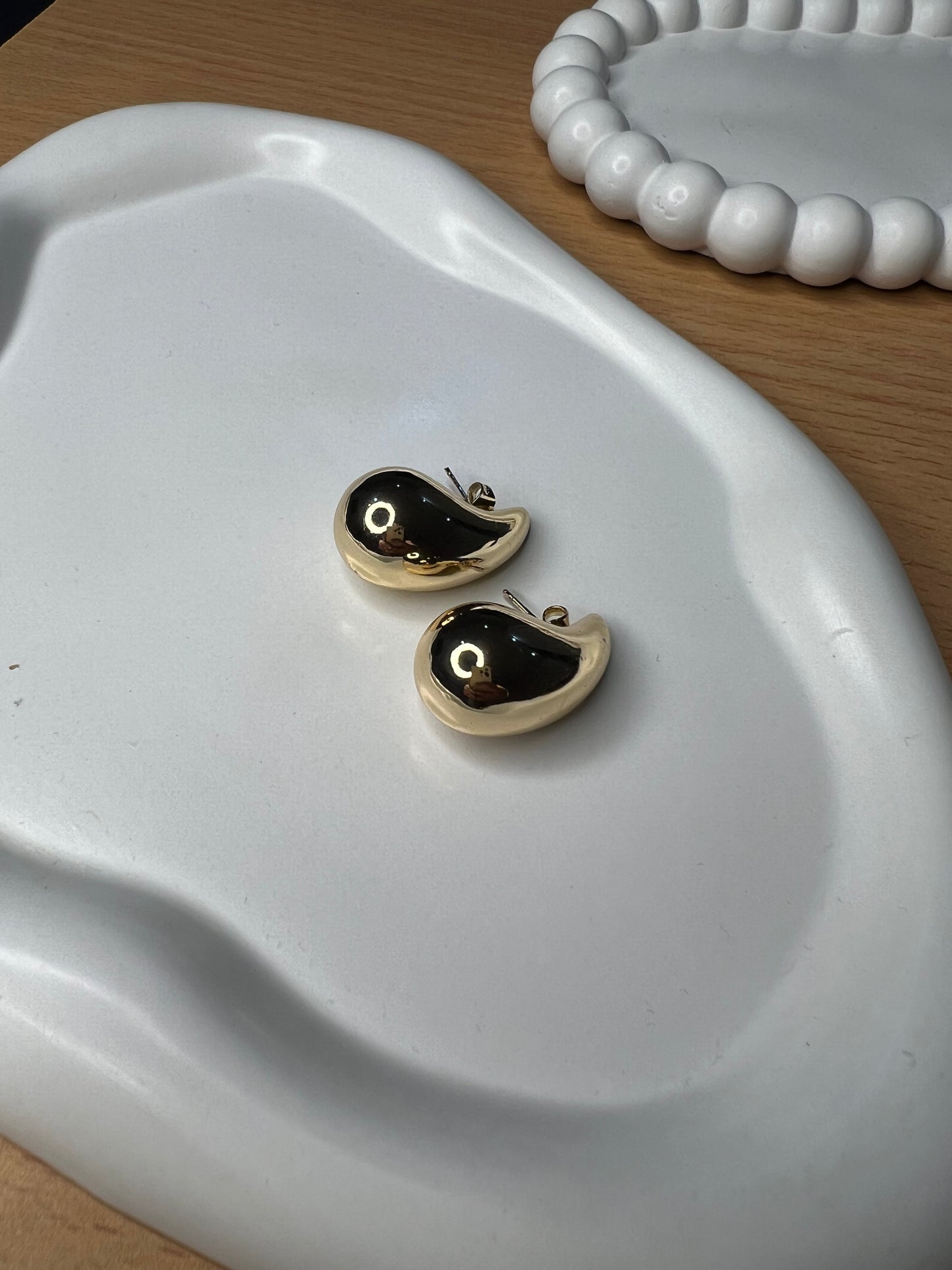 Gleamy Teardrop Earrings