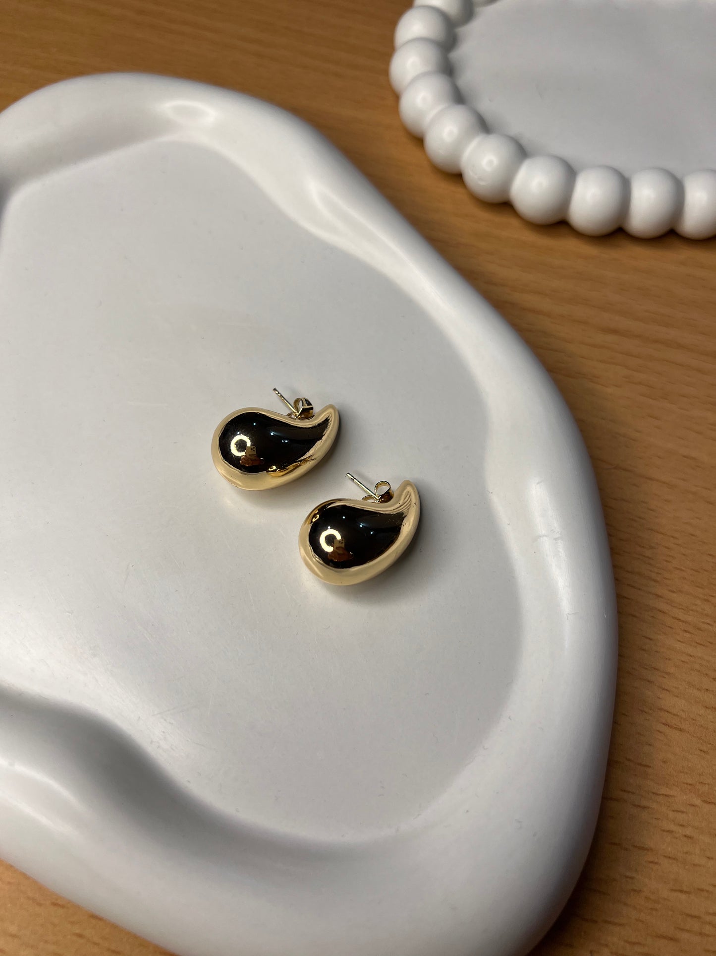 Gleamy Teardrop Earrings