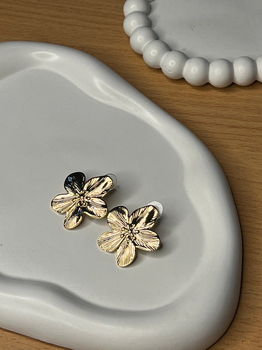 Floral embrace earrings