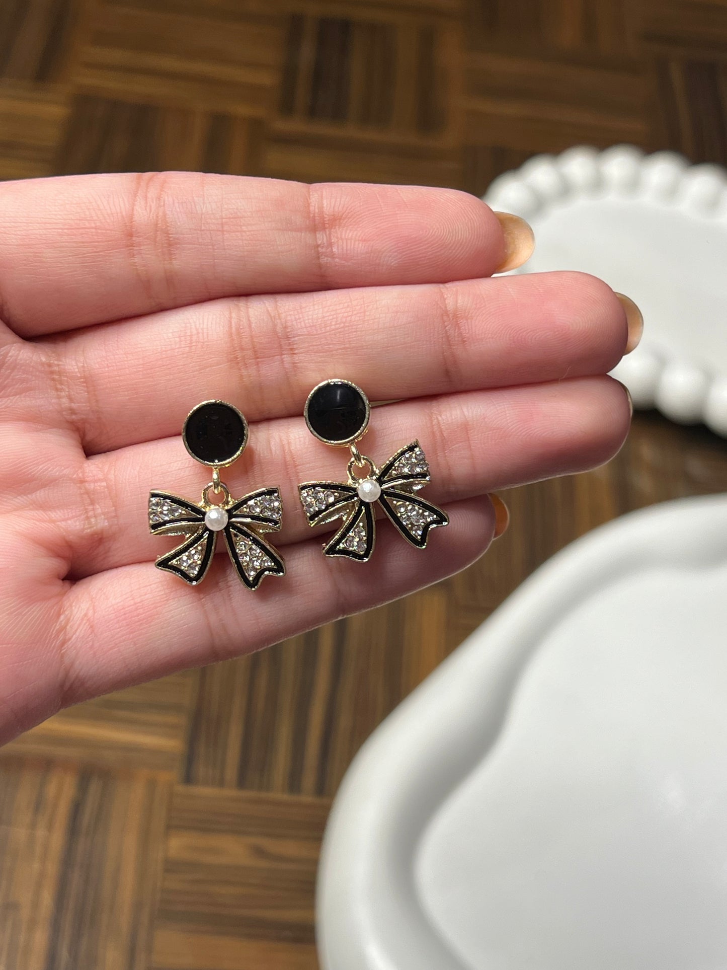 Black pinteresty bow earrings