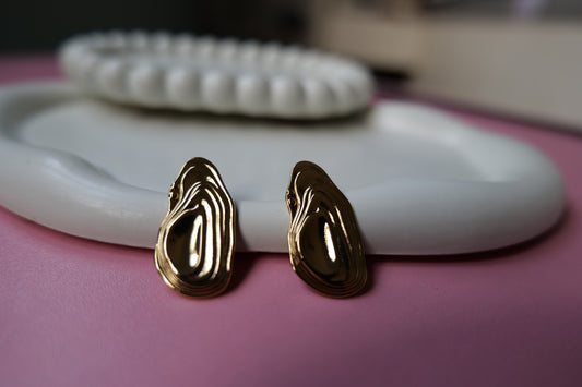 Chic Curve Gold Earrings