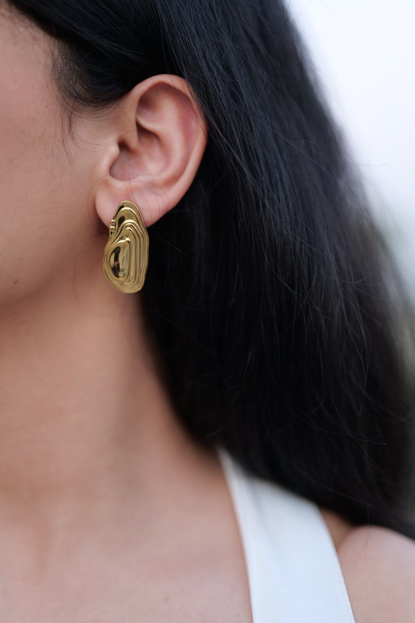 Chic Curve Gold Earrings