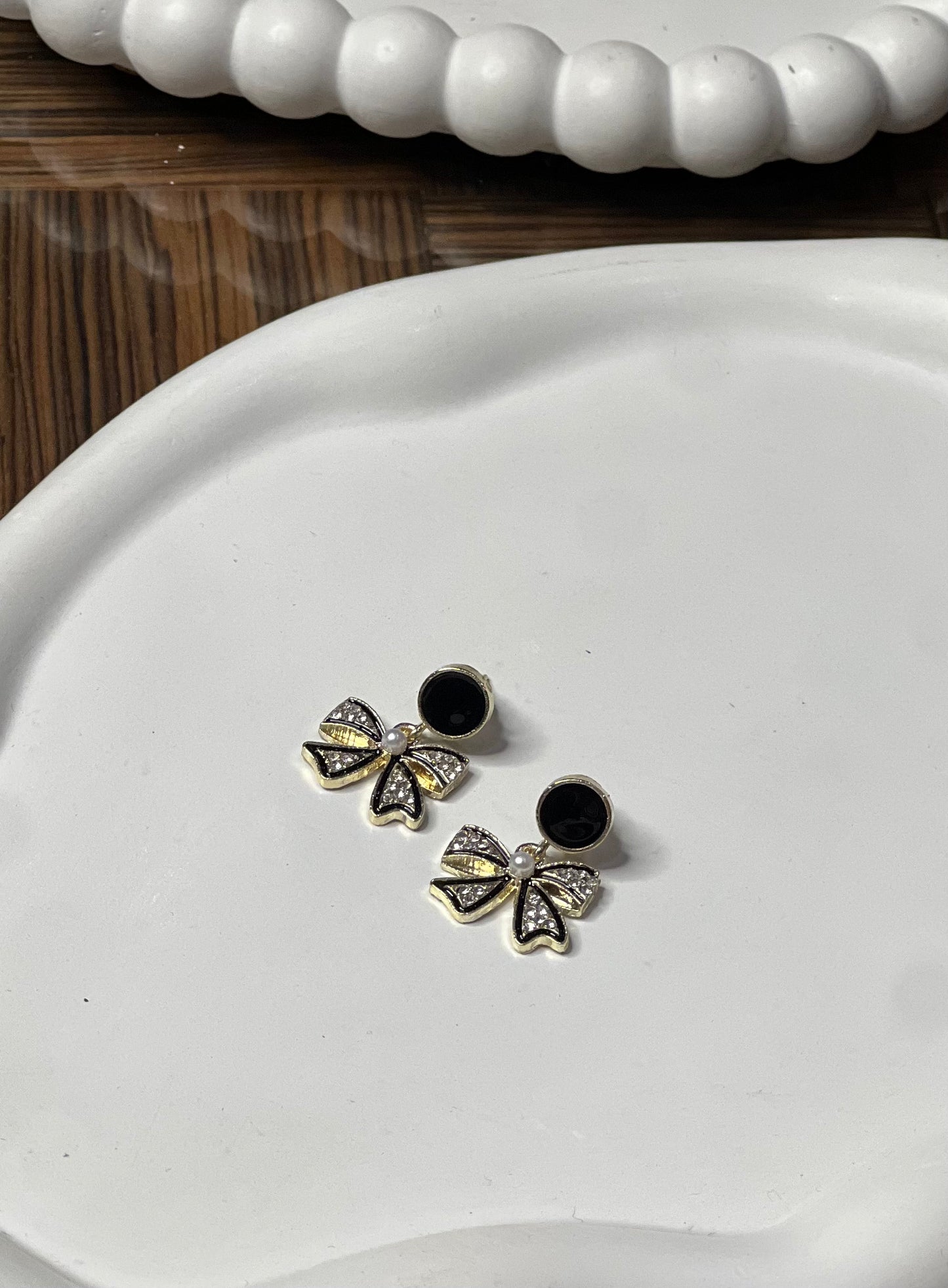 Black pinteresty bow earrings
