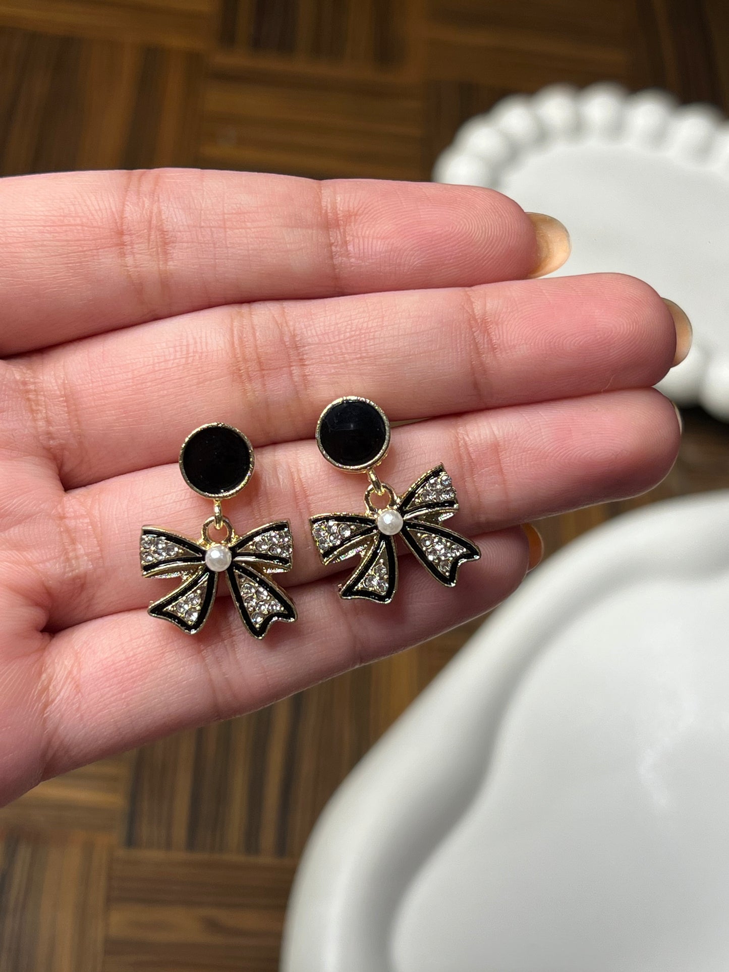Black pinteresty bow earrings